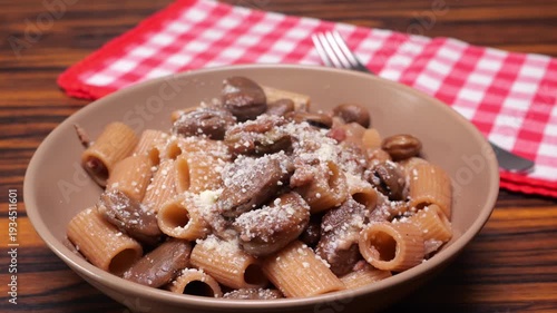 prendere una forchettata di pasta con le fave per mangiare
