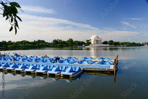 Εκτύπωση καμβά Jefferson Memorial with pedal boats in the tidal basin on a nice day