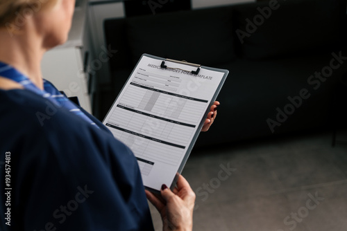 Canvas-taulu Doctor reviews patient information in the clinic during standard appointment hou