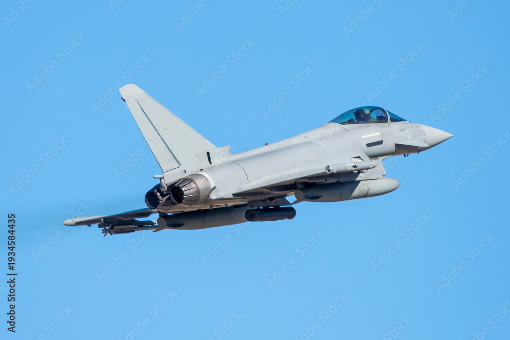 Obraz premium Aviación militar. Reactor militar despegando