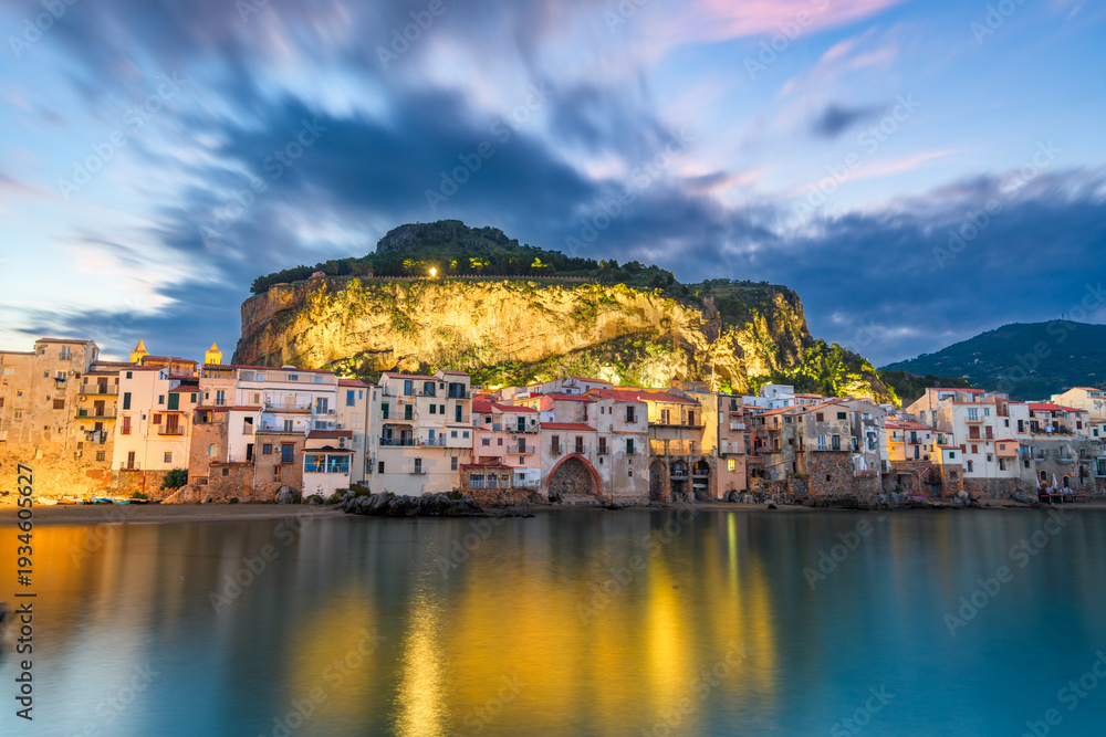 Obraz premium Cefalu, Sicily, Italy on the Tyrrhenian Sea