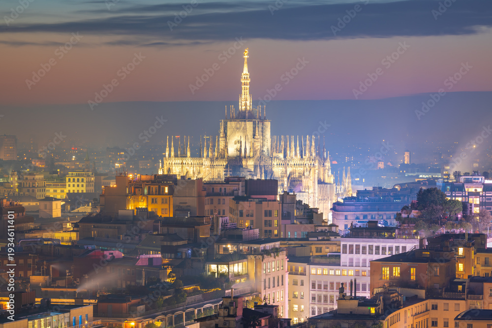 Fototapeta premium Milan, Italy at Dusk