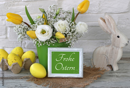 Grußkarte Frohe Ostern: Osterhase  mit Ostereiern Blumen und der Text Frohe Ostern.	