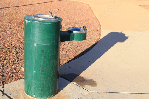 Canvas-taulu Bi-level green outdoor pedestal-style drinking fountain situated in a recreation