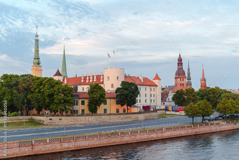 Obraz premium The Riga Palace building and the tower of the Dome Church in the city of Riga, Latvia The river dune is visible The photo was taken in the evening