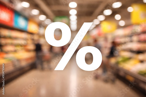 Großes rotes Prozentzeichen im Vordergrund eines unscharfen Supermarkts – Symbolbild für Rabatt, Sonderangebot, Sale, Preisnachlass und Einzelhandel.