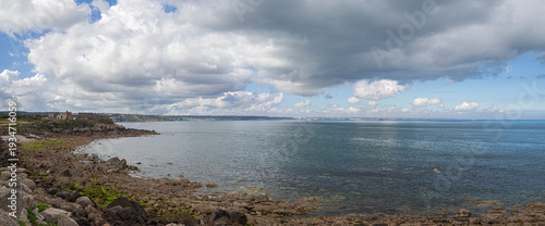 Foto Zona costera de Fermanville en Carentan, paisaje azul nuboso con el mar recortad