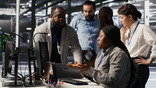 Foto Angry technicians in server room fighting each other after encountering critical error popup during maintenance
