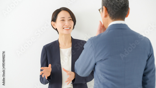 会話をする男女　ビジネス
