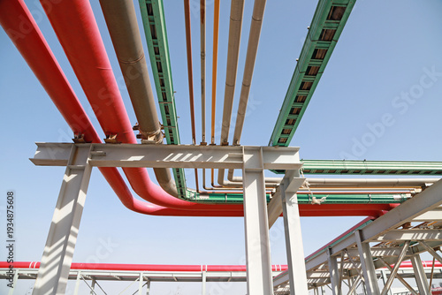 Φωτογραφία Low-angle View of Industrial Pipe Rack