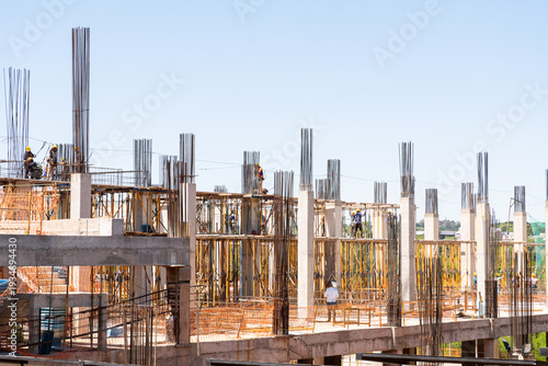 Ciudad del Este, Paraguay, Hombres trabajando construyendo un edificio.