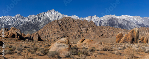 Fotografía Alabama Hills rock formations and Sierra Nevada mountains