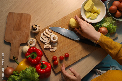 Young woman cutting vegetab...