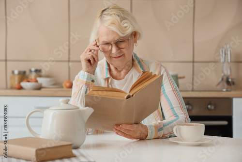 Senior woman with eyeglasse...
