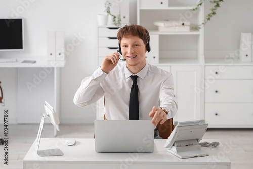 Young customer support agen...