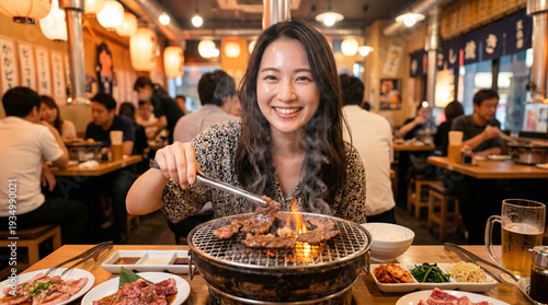 提灯が並ぶ店内で炭火焼肉を堪能する華やかな表情の女性
