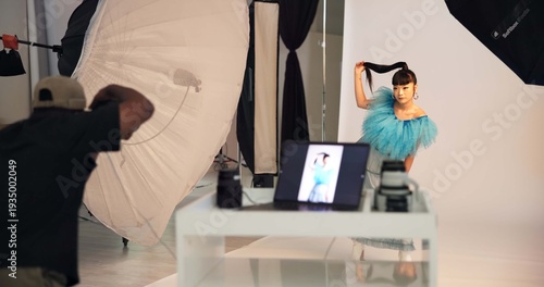 Cuadro en lienzo Laptop screen, photoshoot and woman in studio, production and photography project for digital art