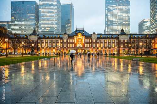 Wallpaper Mural 雨の日の日本の東京 Torontodigital.ca