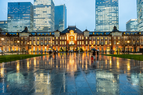 Wallpaper Mural 雨の夜の日本の東京 Torontodigital.ca