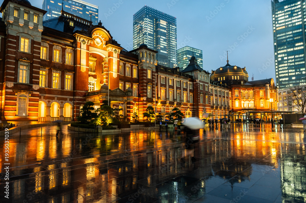 Obraz premium 雨の夜の日本の東京