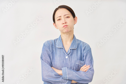 Wallpaper Mural パジャマ姿の女性　怒る　白背景 Torontodigital.ca