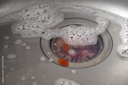 Foto Close-up of a clogged kitchen sink with food and food debris.