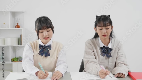 勉強、学習、友達、教室、会話、笑顔、楽しい、高校生、受験生、中学生、学生、女子高生、10代、女子、女性、少女、子供、女の子、日本人、制服、青春、教育、受験、塾、予備校、友人、二人、ノート、スクール、机、デスク、自習、可愛い、生徒、仲良し、授業、学校、おしゃべり、問題、試験、入試、室内、話す、仲間、クラスメイト、同級生、努力、頑張る、人物