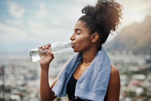 Fotografia Fitness, black woman and drinking water outdoor for health, wellness and electrolytes on break