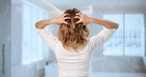 Fotografie The Woman With Itching Scalp Scratches Her Long
