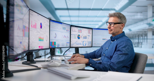Foto Focused Businessman Analyzing KPI Data