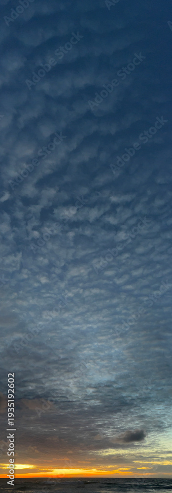 Fotografie A dramatic sky filled with dense, textured altocumulus clouds