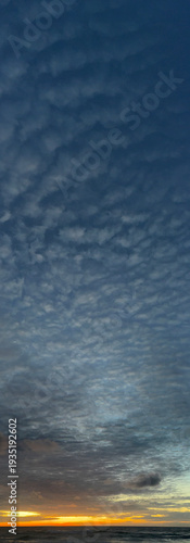 Fotografie A dramatic sky filled with dense, textured altocumulus clouds