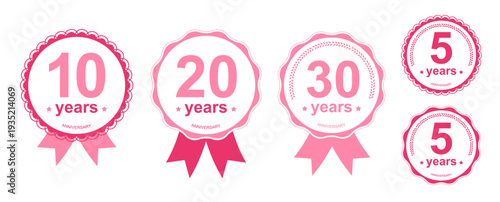 ピンク色のアニバーサリーロゴ・エンブレムセット。5周年、10周年、20周年、30周年の数字が入ったリボン付きの可愛いラベル。キャンペーン、セールの販促、記念イベントの装飾に最適なベクターイラスト背景素材。