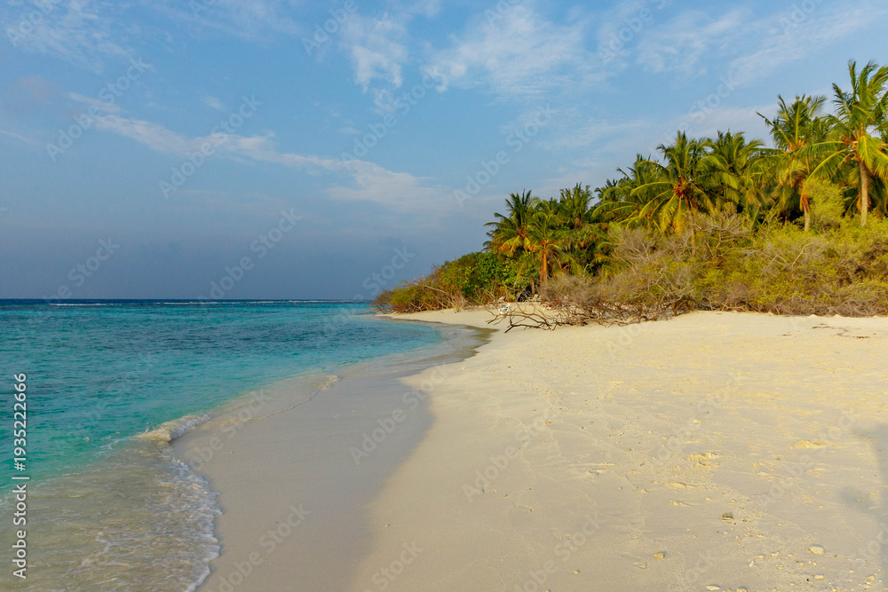 Fototapeta premium Soft sand meets calm turquoise waves in Maldives beach