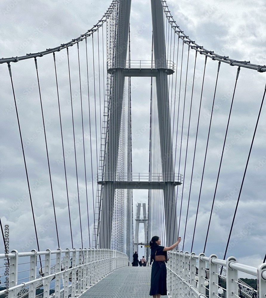Obraz premium Urban bridge architecture with city skyline and traffic view