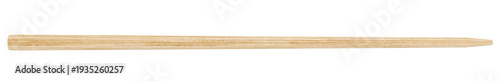 Fotografía close up macro view of a single natural wooden toothpick or culinary skewer showing detailed grain texture and sharp point