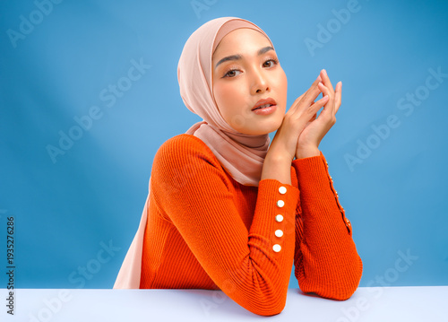 Fotografía Beautiful young Asian Muslim woman with make up posing and looking to the camera