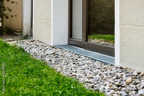 Foto Drain Gravel Crushed Stone Drainage Along House Foundation Wall with Drainage Grate under Building Window