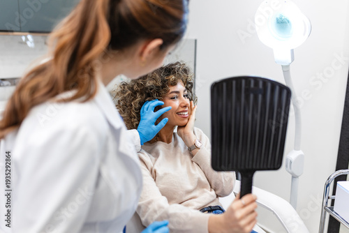Canvas-taulu Consultation at aesthetic clinic