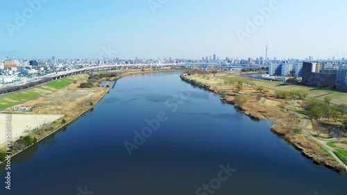 晴れた日の川と土手を空撮　4K