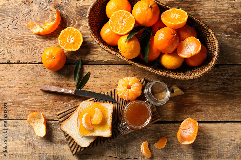 Naklejka premium Jar of tasty tangerine jam with toasts and knife on wooden background