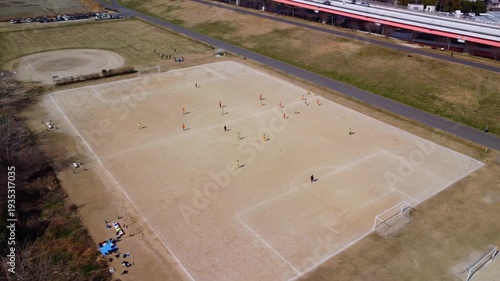 土手でサッカーをする少年たちを空撮　4K