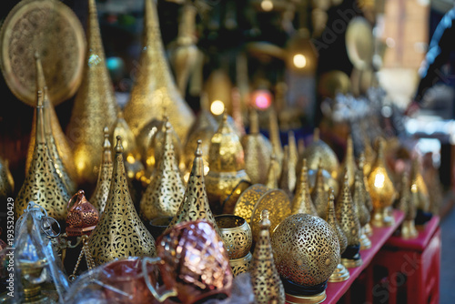 Canvas Print Traditional brass lanterns and Moroccan decor displayed in market stall
