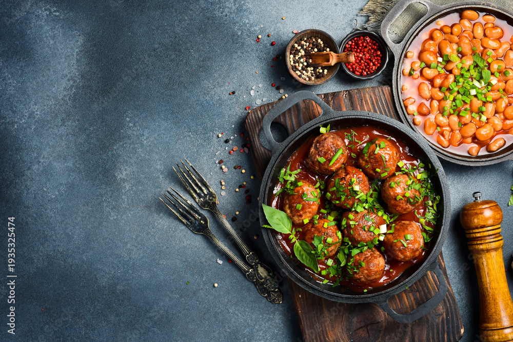 Naklejka premium Delicious fried meatballs in a metal frying pan. Close-up. Meat dishes.