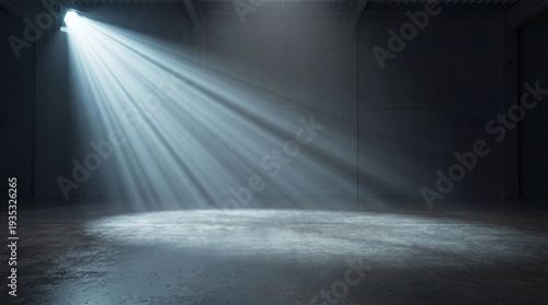 Foto Minimalist concrete interior bathed in dramatic, angled volumetric light rays from an unseen source, creating a moody atmosphere