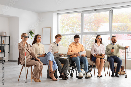 Job applicants with blind w...
