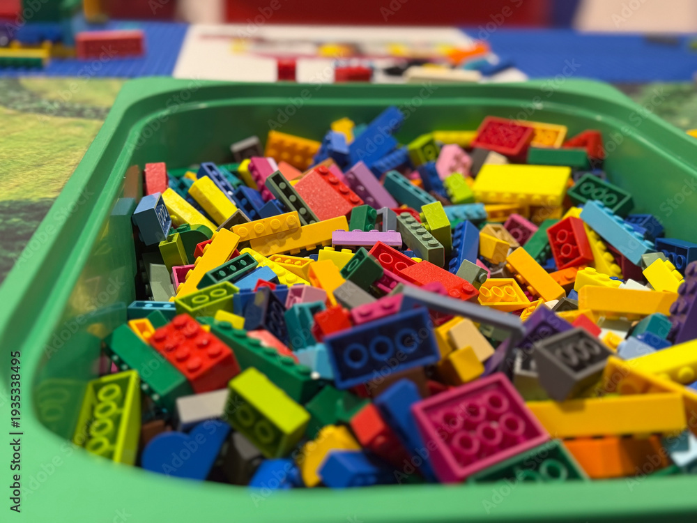Obraz premium Colorful toy bricks in a green tray