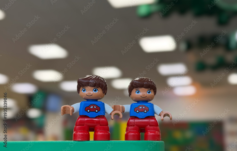 Naklejka premium Two toy figures side by side