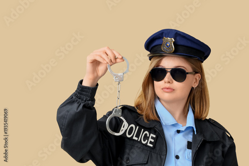 Female police officer in su...
