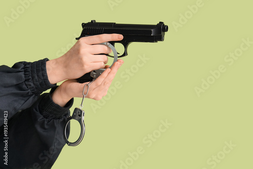 Hands of female police offi...